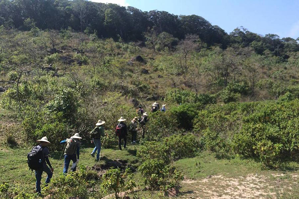 Trekking in Nui Chua